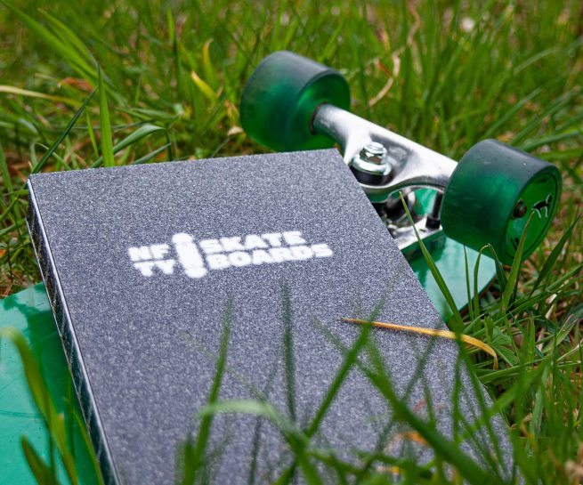 Wiese mit Skateboard