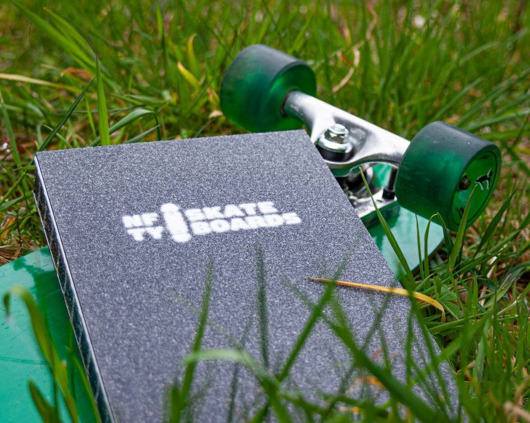 Wiese mit Skateboard